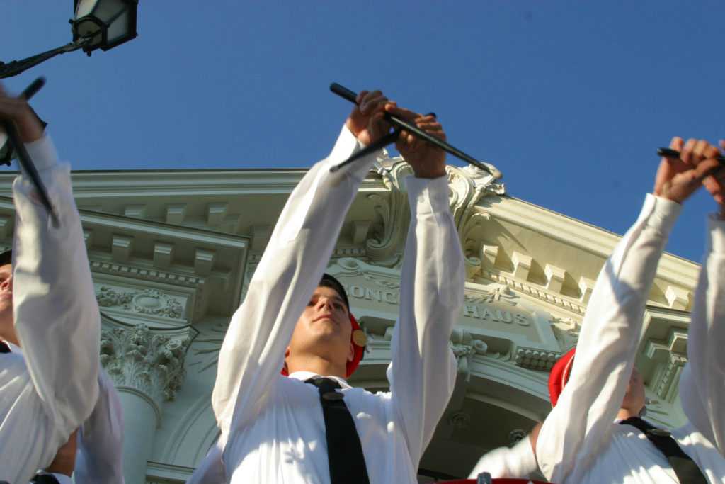 Trommlerkorps 2003 vor dem Konzerthaus Ravensburg